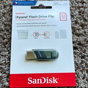 Andis iXpand Flash Drive Flip 32GB - Black and Silver